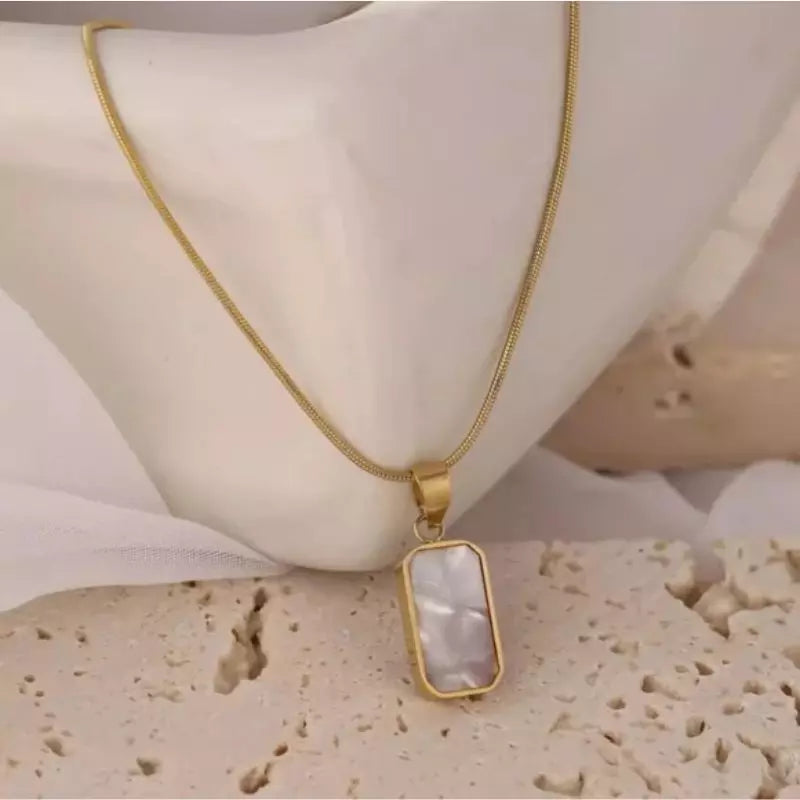 Collar rectangular de concha natural blanca y negra de doble cara