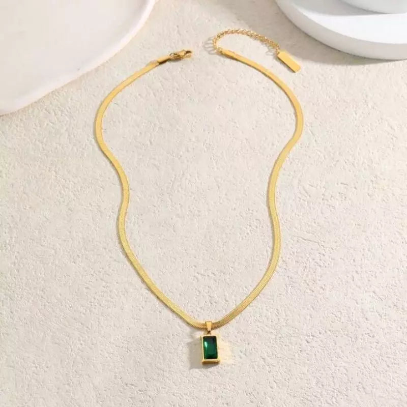 collar con esmeralda rectangular en oro 18k