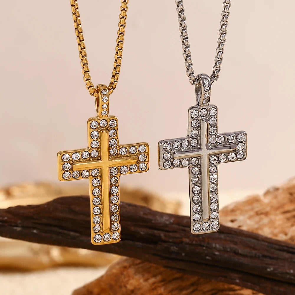 Colgante de cruz ornamentada con piedras de circonita