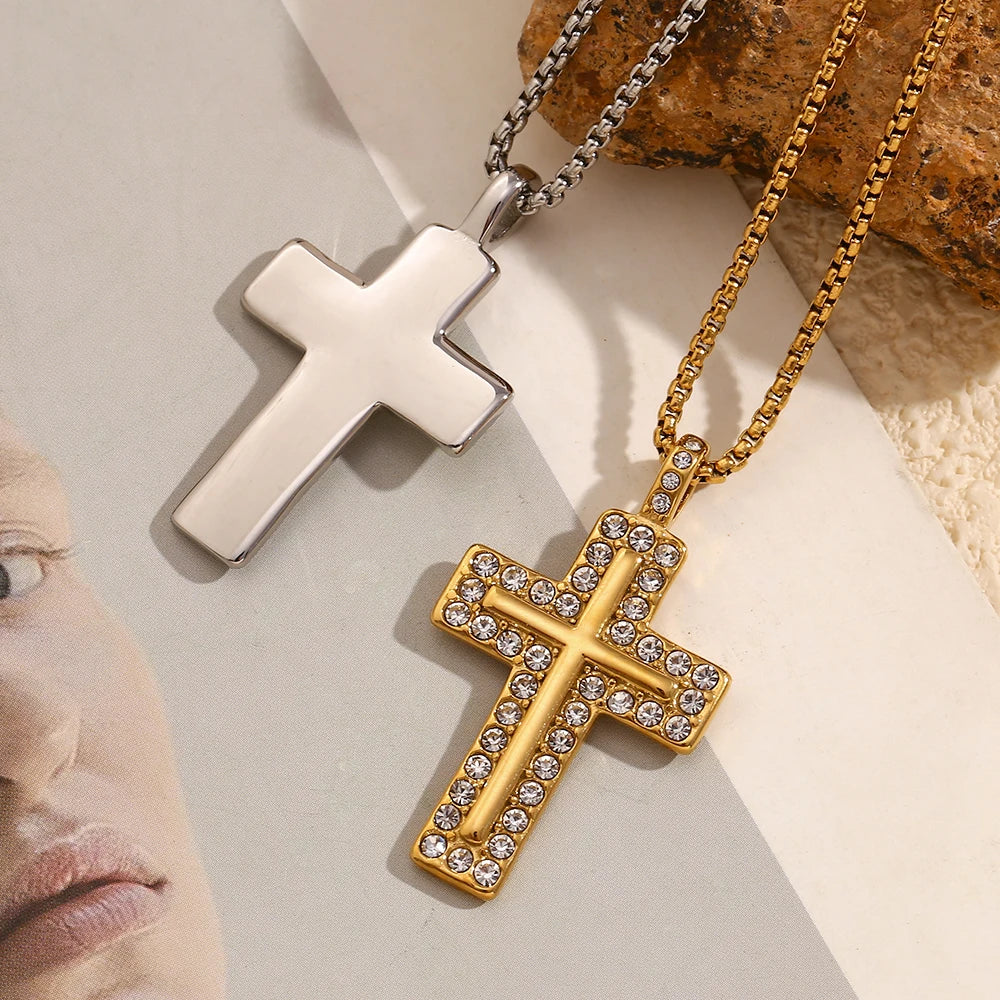 Colgante de cruz ornamentada con piedras de circonita