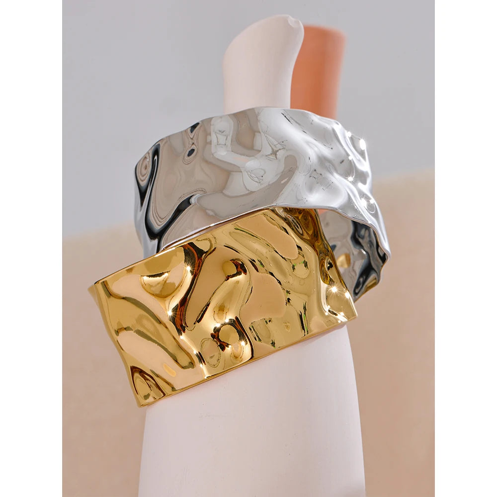Brazalete Abierto Ancho Texturizado en oro 18k