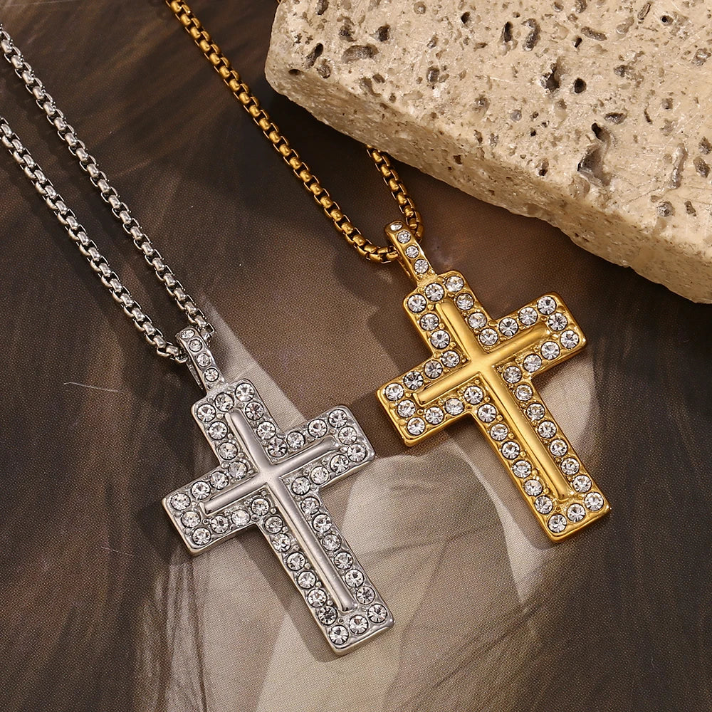 Colgante de cruz ornamentada con piedras de circonita