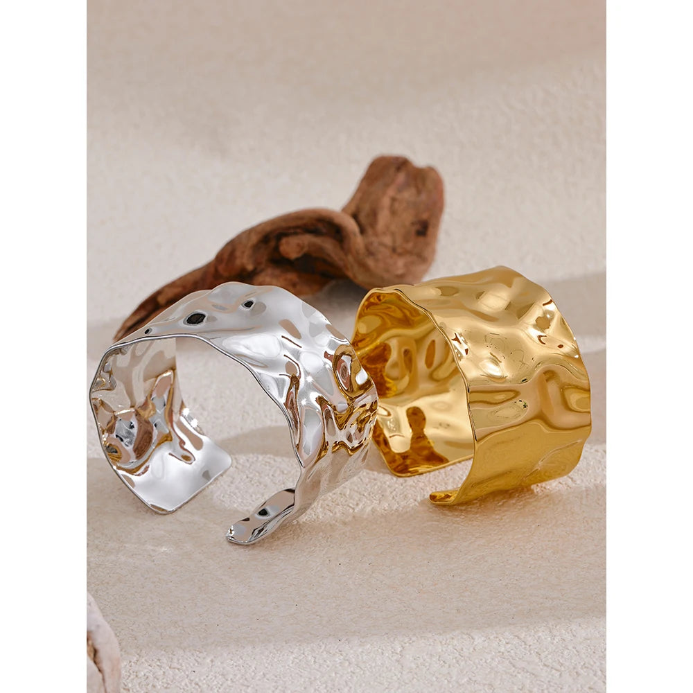 Brazalete Abierto Ancho Texturizado en oro 18k