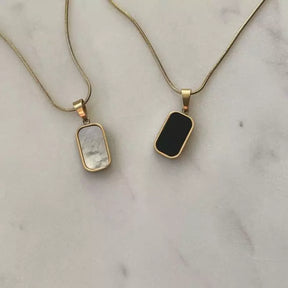 Collar rectangular de concha natural blanca y negra de doble cara