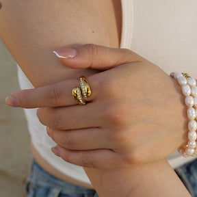 Anillo abierto de circonita cúbica con forma de gota de agua