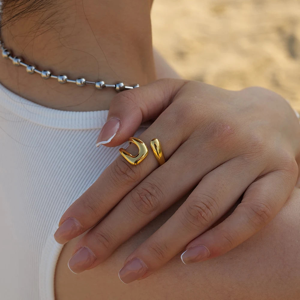 Anillo abierto con escultura geométrica