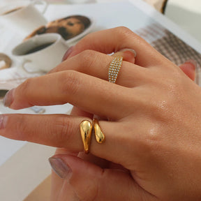 Anillo de oro brillante con forma de gota de agua