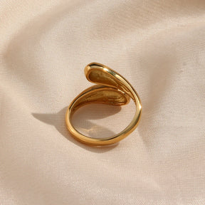 Anillo de oro brillante con forma de gota de agua