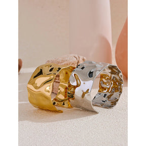 Brazalete Abierto Ancho Texturizado en oro 18k
