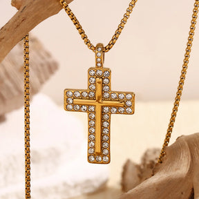 Colgante de cruz ornamentada con piedras de circonita